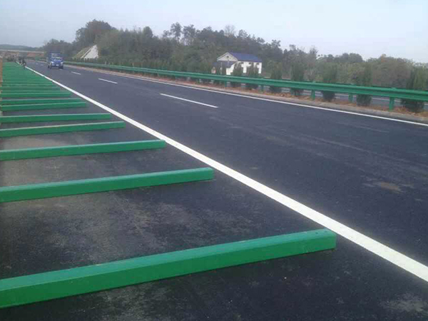 公路防护栏.jpg